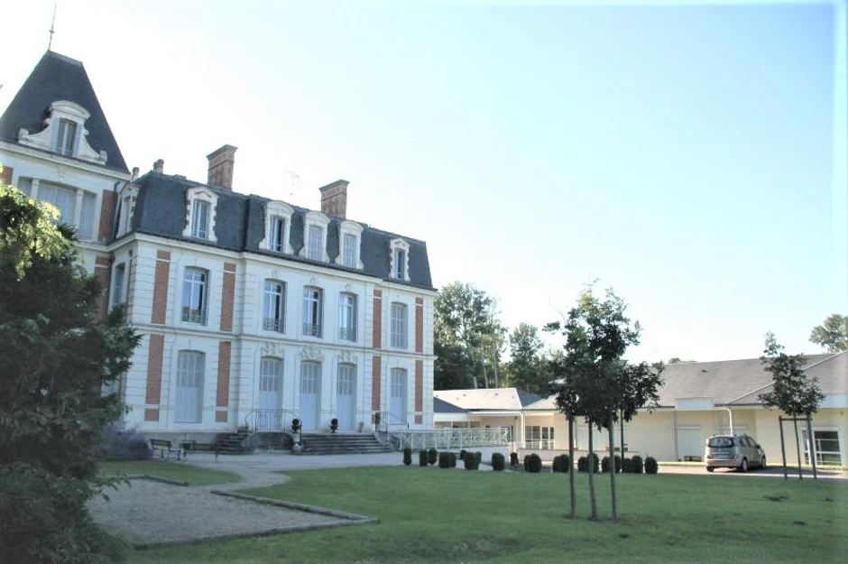 Ehpad Château de la Manderie exploité par Domidep à Ouzouer-des-Champs